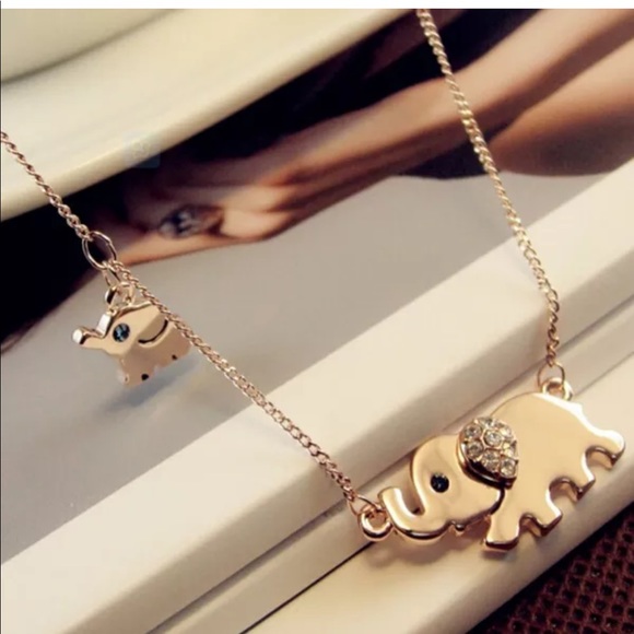 Jewelry - Elephant pendant gold necklace